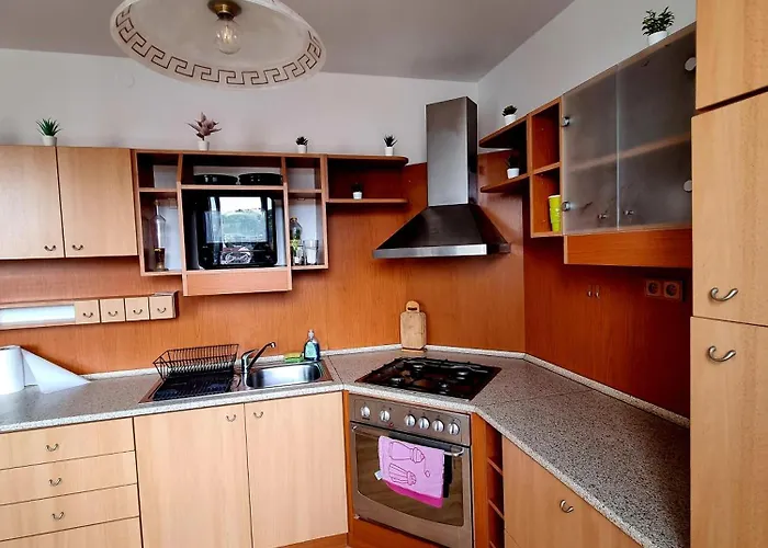 3 Near The Train Station And Center